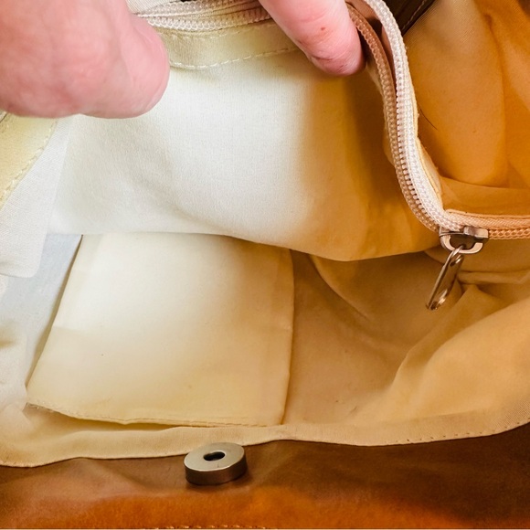 RELIC BRAND COLLECTION ESTABLISHED 1992 WHITE TAN CANVAS WOODEN HANDLE GOOD COND - Picture 3 of 15